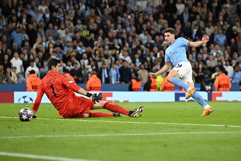 Julián Alvarez metió el cuarto gol del Manchester City, en la primera pelota que tocón, al reemplazar al noruego Erling Haaland.