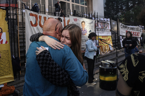 Juicio masacre de Monte, Jornada veredicto. El abuelo de Camila, camisa azul, se abraza con Lara, amiga de las victimas. (Fuente: Dafne Gentinetta)