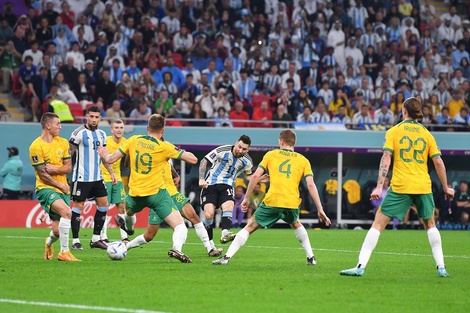 Messi le pega y convierte el 1-0 parcial frente a Australia en los octavos de final de Qatar 2022 (Foto: AFA).