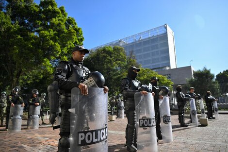 Policías custodian la sede de la Asamblea Nacional despues de la "muerte cruzada". (Fuente: AFP)