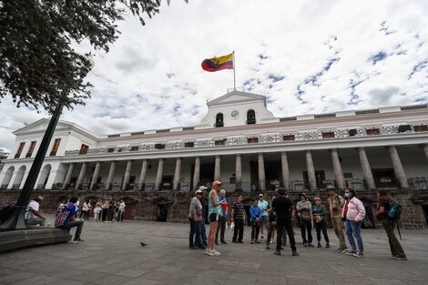 Ciudadanos ecuatorianos caminan a las afueras del Palacio de Gobierno este viernes en Quito (Fuente: AFP)