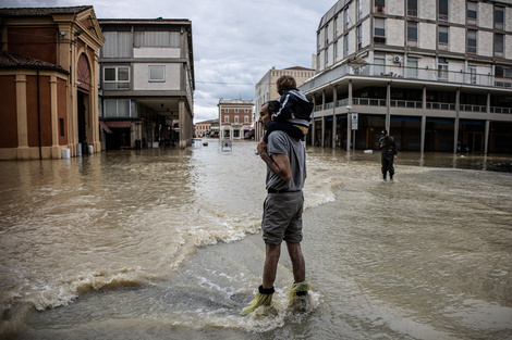 La circulación por las anegadas calles de Lugo se dificulta por la ingente cantidad de agua. (Fuente: AFP)