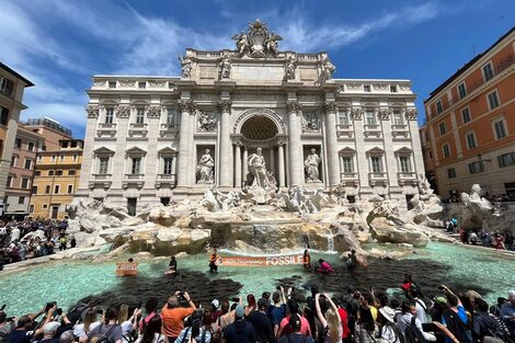 Roma: activistas climáticos tiñeron de negro la Fontana di Trevi