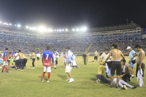 Tragedia en el fútbol de El Salvador: 12 muertos por una estampida