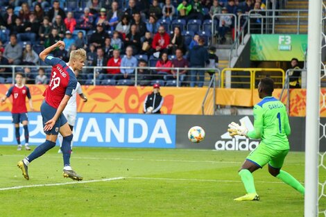 Haaland hizo historia en Polonia 2019. Lo sufre José García, actual arquero del Real Sociedad de Honduras (Fuente: AFP)