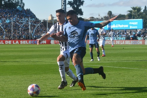 El partido fue muy luchado en el mediocampo (Fuente: Télam)