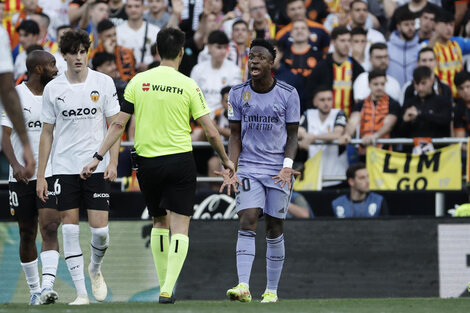 Vinicius Jr. fue expulsado después de que los hinchas del Valencia le gritaran insultos racistas (Fuente: EFE)