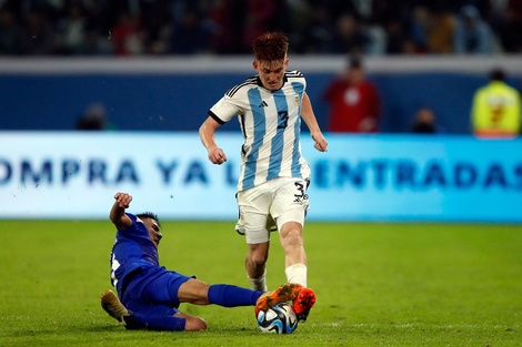 Valentín Barco, uno de los pocos jugadores del medio local con presencia propia (Fuente: AFP)