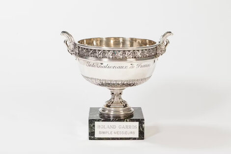 Trofeo de Roland Garros, el Grand Slam que se juega sobre polvo de ladrillo. 