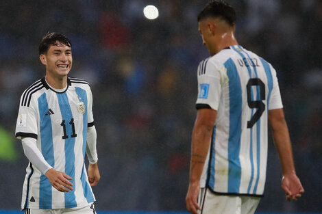 Alejo Véliz festeja su gol, el primero de Argentina ante Uzbekistán, junto a Matías Soulé.  (Fuente: AFP)