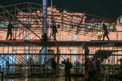 La Plaza de Mayo amaneció con estructuras metálicas y un escenario en las puertas de la Rosada. (Fuente: NA)