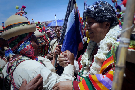 Evo Morales, detrás, Miss Bolivia y Gieco, en el estreno de la película en Mar del Plata. 