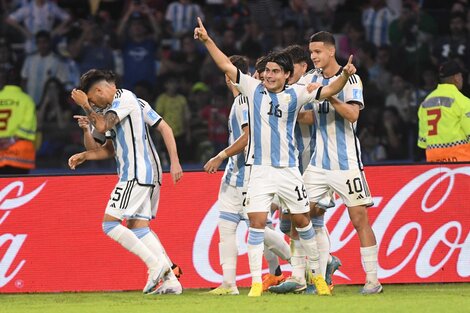 Romero festeja el segundo gol de la Sub 20 en el Madre de Ciudades. (Fuente: Télam)