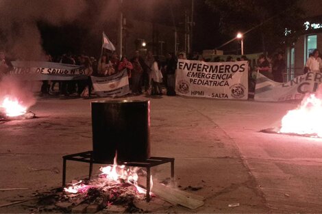 Autoconvocados de la Salud volvieron a acampar en Casa de Gobierno