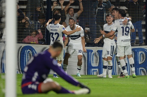 El Lobo platense festeja el gol de la victoria del ingresado Torres (Fuente: Fotobaires)