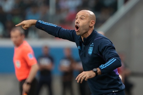 Javier Mascherano da indicaciones al equipo frente a Guatemala.