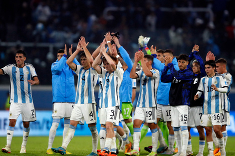 Los jugadores de la selección argentina saludan al público tras su victoria 3 a 0 ante Guatemala. 