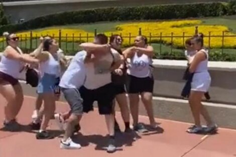 Dos familias terminaron a las piñas en Disney por una foto