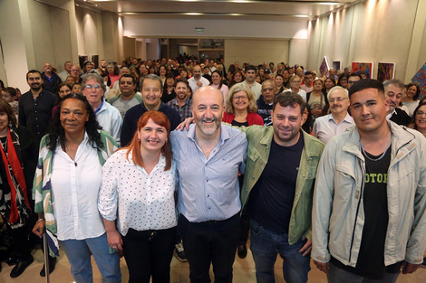 Caruana junto a referentes sociales y barriales. 