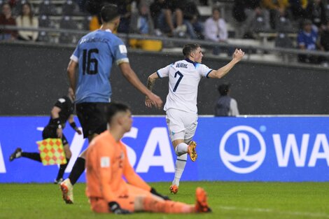 Alfie Devine festeja luego de marcar su gol (Fuente: AFP)