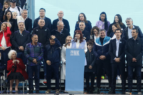 Cristina Kirchner junto a Wado de Pedro, Sergio Massa, su hijo Máximo y sus nietos, entre otras figuras.