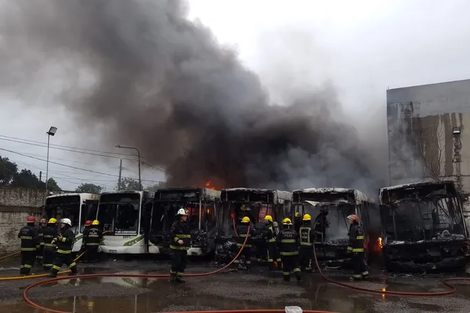 Seis colectivos de la línea 57 se incendiaron en Pilar