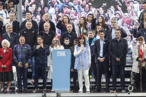 Cristina Fernández de Kirchner en el escenario de Plaza de Mayo junto sus principales armadores electorales. (Fuente: Leandro Teysseire)