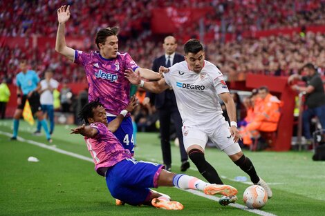 Acuña lleva la pelota ante dos rivales de la Juve en la semifinal de Europa League (Fuente: AFP)