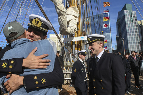 El buque escuela de la Armada zarpó a mediodía con 51 guardiamarinas en comisión de los cuales 17 son mujeres.