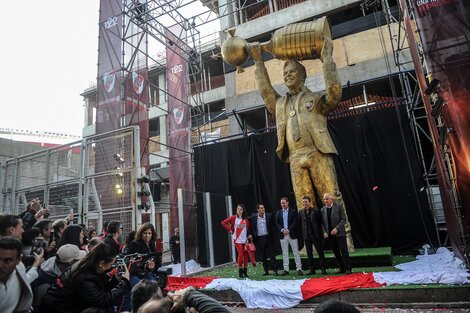 Gallardo, junto a los dirigientes de River y su gran estatua en el Monumental (Fuente: Télam)