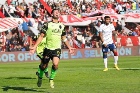 Alexis Domínguez festeja el gol de Barracas; Rafa Pérez lo sufre