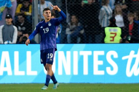 Gino Infantino, con la cinta de capitán de la Selección. (Fuente: AFP)