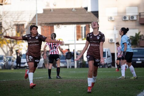 Festejo de Milagros Martín, la número 10 de 16 años que ya jugó en la Selección Argentina (Fuente: Prensa Platense)