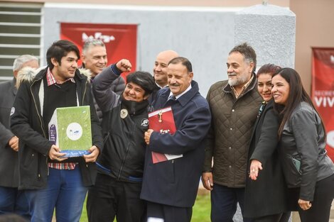 Quintela: "El mercado no hace estas casas, hospitales y escuelas"