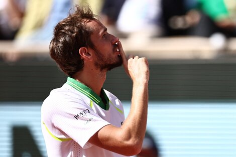 Batacazos en Roland Garros: Medvedev eliminado y Mirra Andreeva, de 16 años, adentro