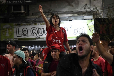 Postal de las protestas en la sede del club tras la renuncia de Doman en abril pasado