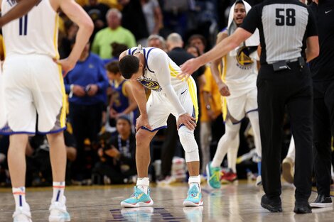 El insólito error de Stephen Curry en Warriors vs Kings