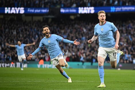 Kevin De Bruyne saca pecho tras el gol del 1 a 0. Luego hizo otro para el Manchester City (Fuente: AFP)