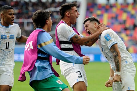 Los chicos uruguayos festejan el gol (Fuente: Télam)