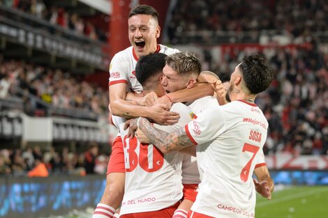 Todo Estudiantes festeja el golazo de Rollheiser (Fuente: Fotobaires)