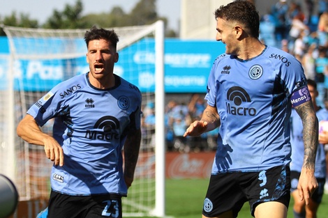 Pereira y Vegetti celebran el segundo gol de Belgrano (Fuente: Télam)