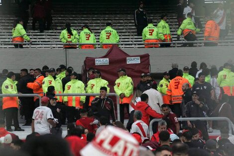 La policía evacuó la cancha y comenzó con los peritajes (Fuente: Alejandro Leiva)