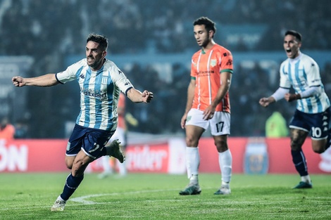 Hauche celebra el gol que abrió el camino para la victoria de Racing (Fuente: Fotobaires)