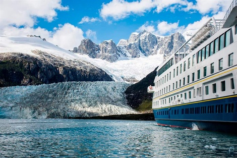 Este es el Stella Australis. El único barco turistico que cruza el estrecho de Magallanes, es chileno y sale de punta Arenas.