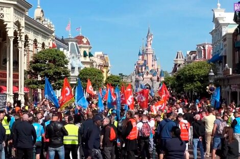 Este fin de semana empleados ingresaron al Castillo de la Bella Durmiente con sus banderas y pancartas, en reclamo de 200 euros de aumento.