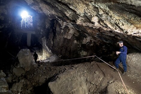 El paleoantropólogo estadounidense Lee Berger en la red de estrechas galerías subterráneas en el noroeste de Johannesburgo.