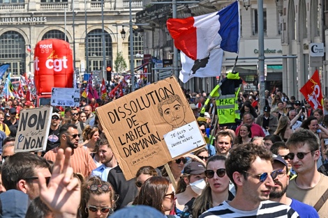 Pese a las protestas, la impopular reforma de Macron sigue su curso