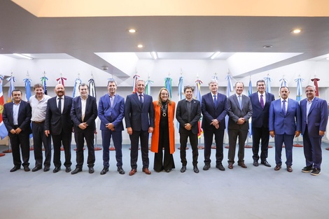 Los gobernadores reunidos en el séptimo piso del Consejo Federal de Inversiones.