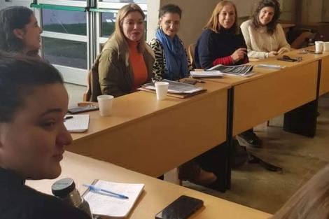 Las referentes de la universidad en la entrega de la propuesta a las candidatas de Creo en Córdoba. 