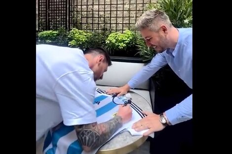 La firma de Lionel Messi en una camiseta de la selección argentina que recorre el mundo